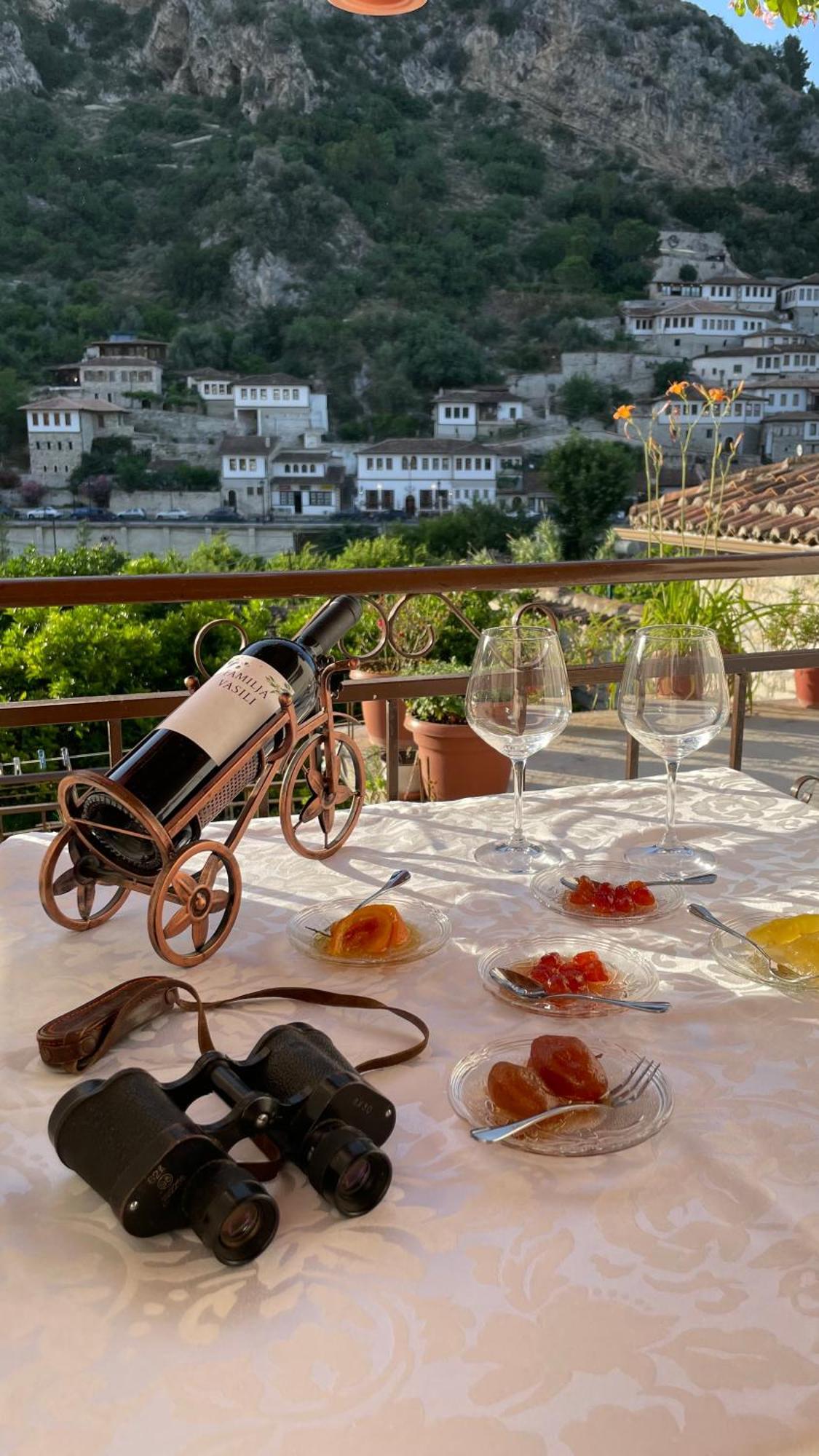 Meroli Guesthouse - Unesco Quarter ベラト エクステリア 写真
