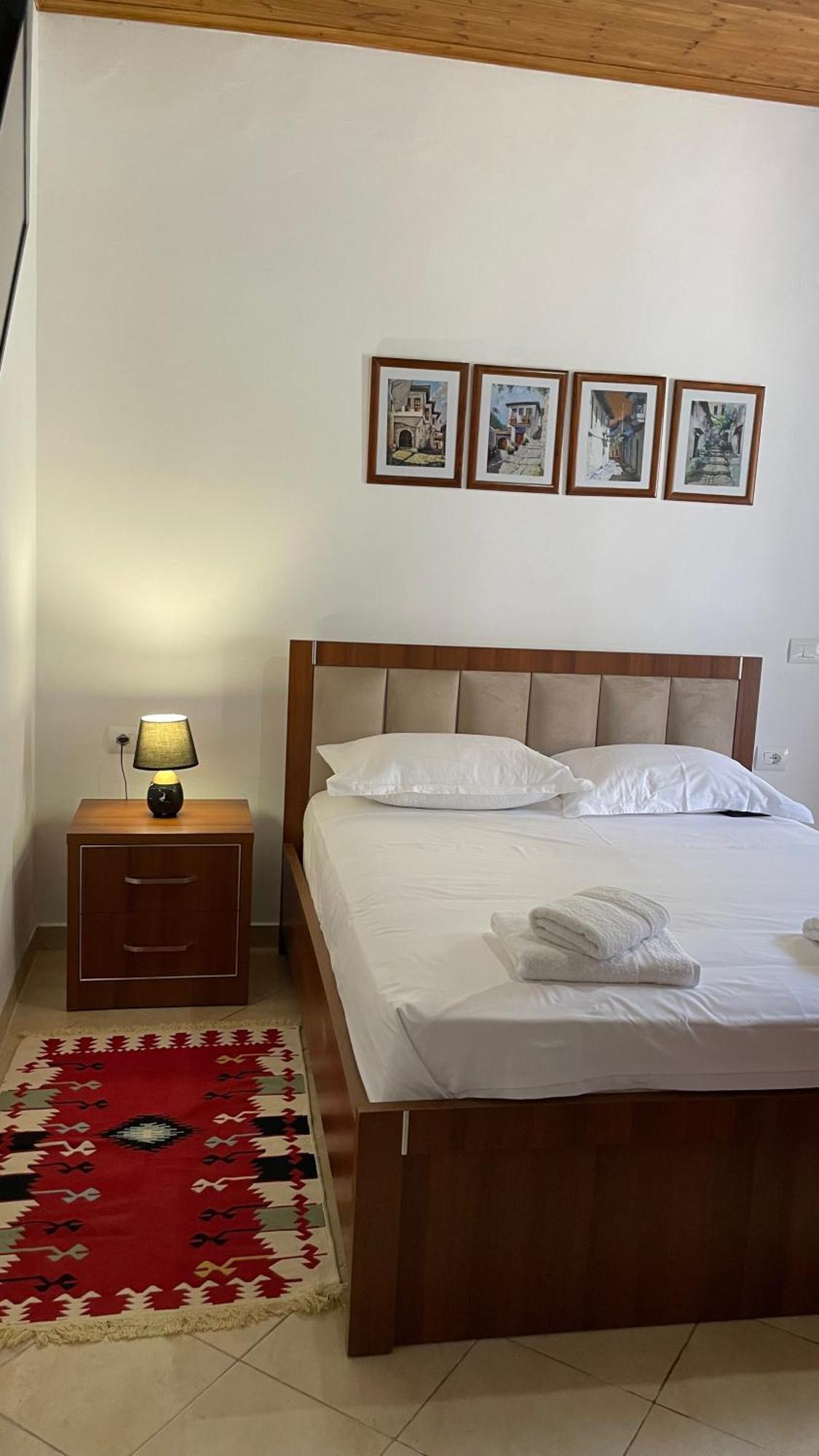 Meroli Guesthouse - Unesco Quarter ベラト エクステリア 写真