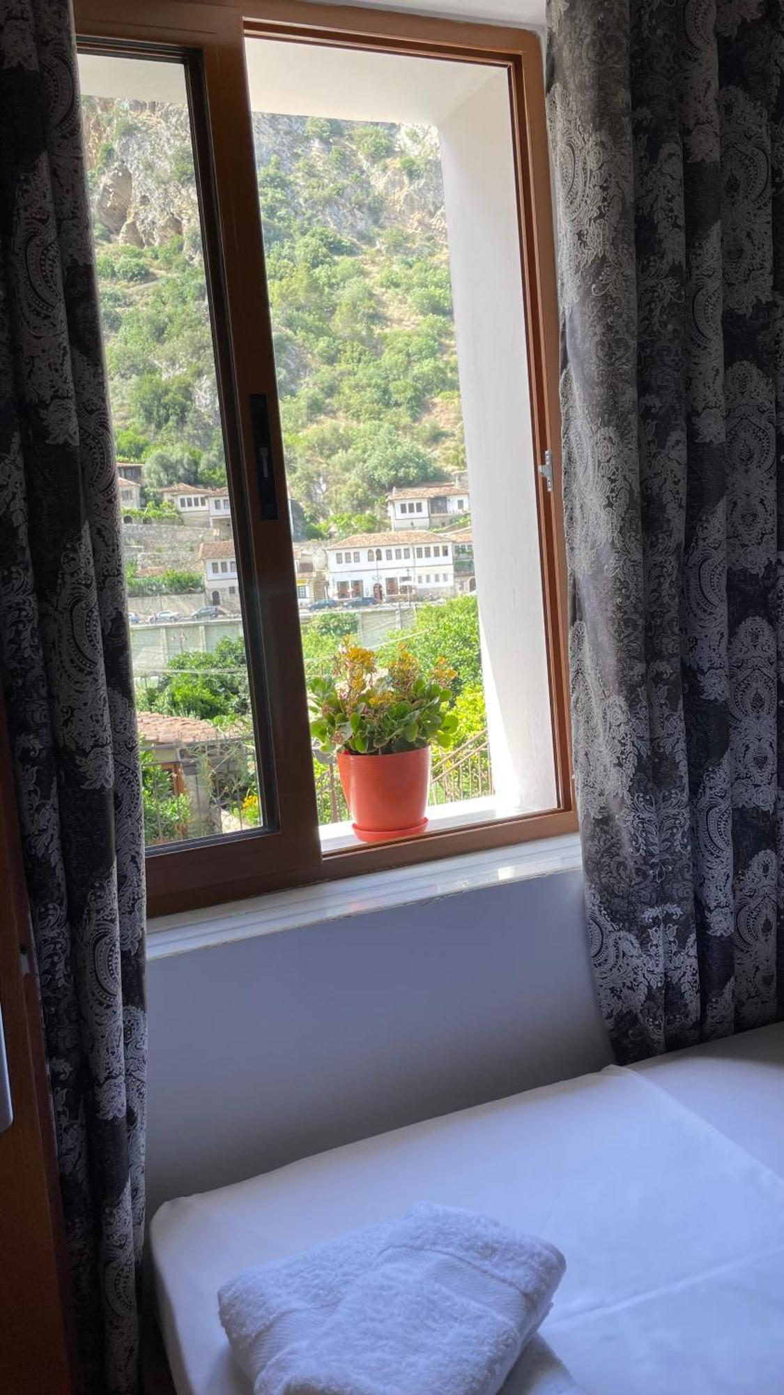 Meroli Guesthouse - Unesco Quarter ベラト エクステリア 写真