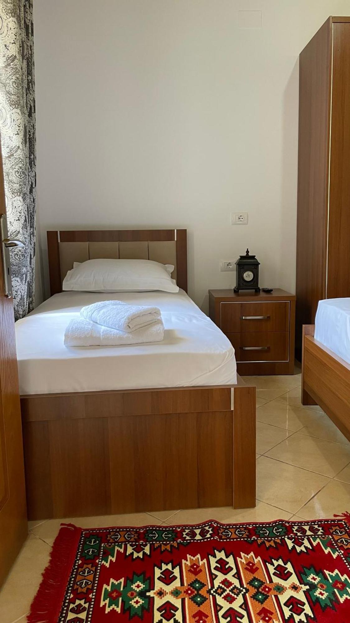 Meroli Guesthouse - Unesco Quarter ベラト エクステリア 写真