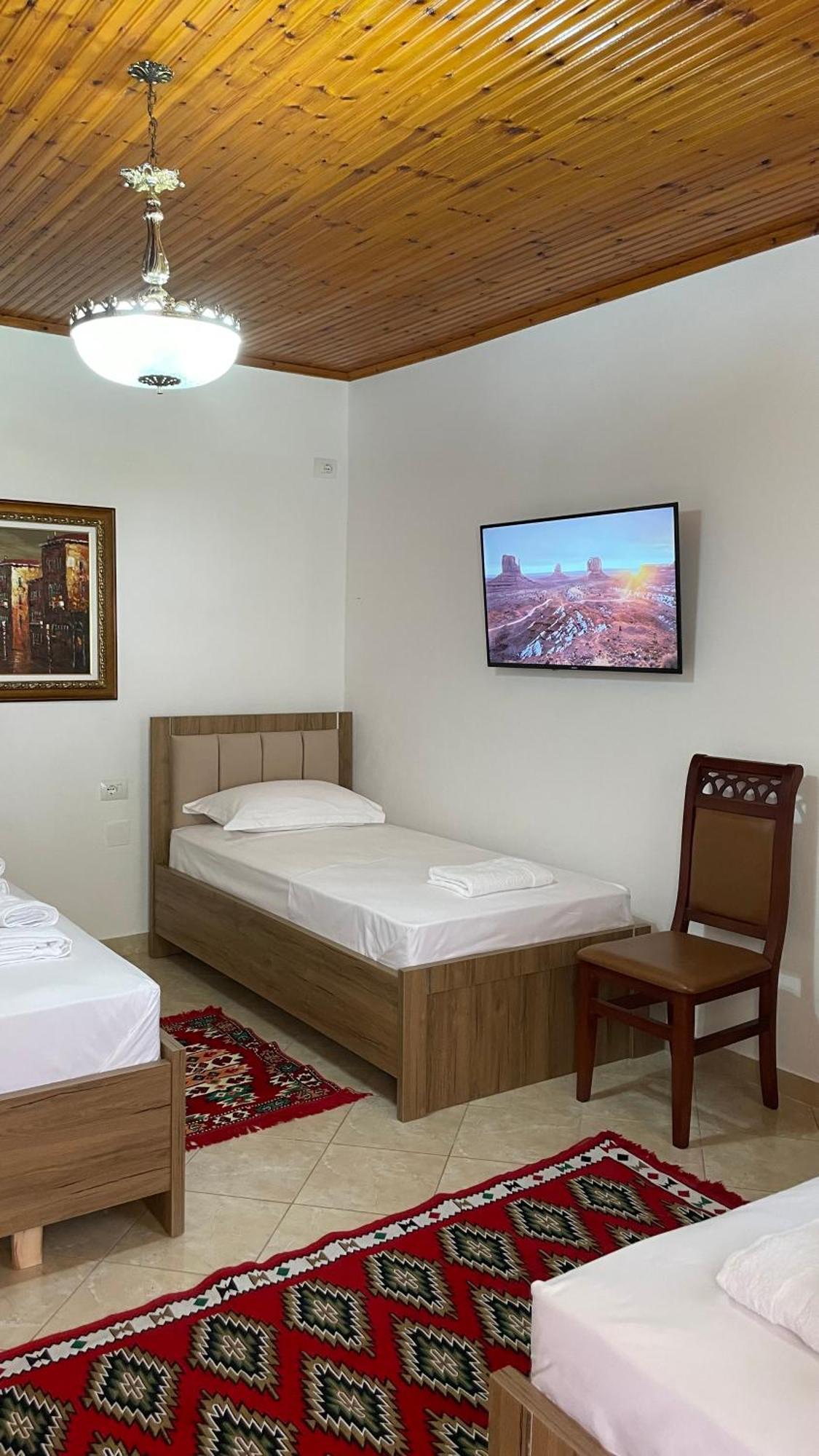 Meroli Guesthouse - Unesco Quarter ベラト エクステリア 写真