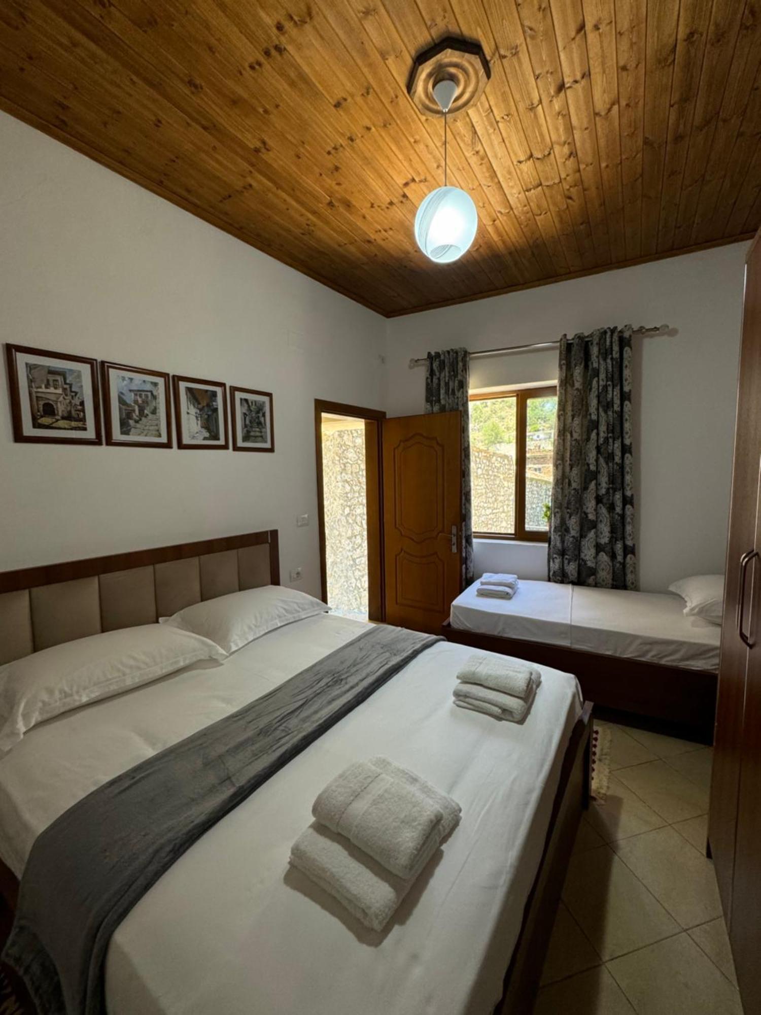 Meroli Guesthouse - Unesco Quarter ベラト エクステリア 写真