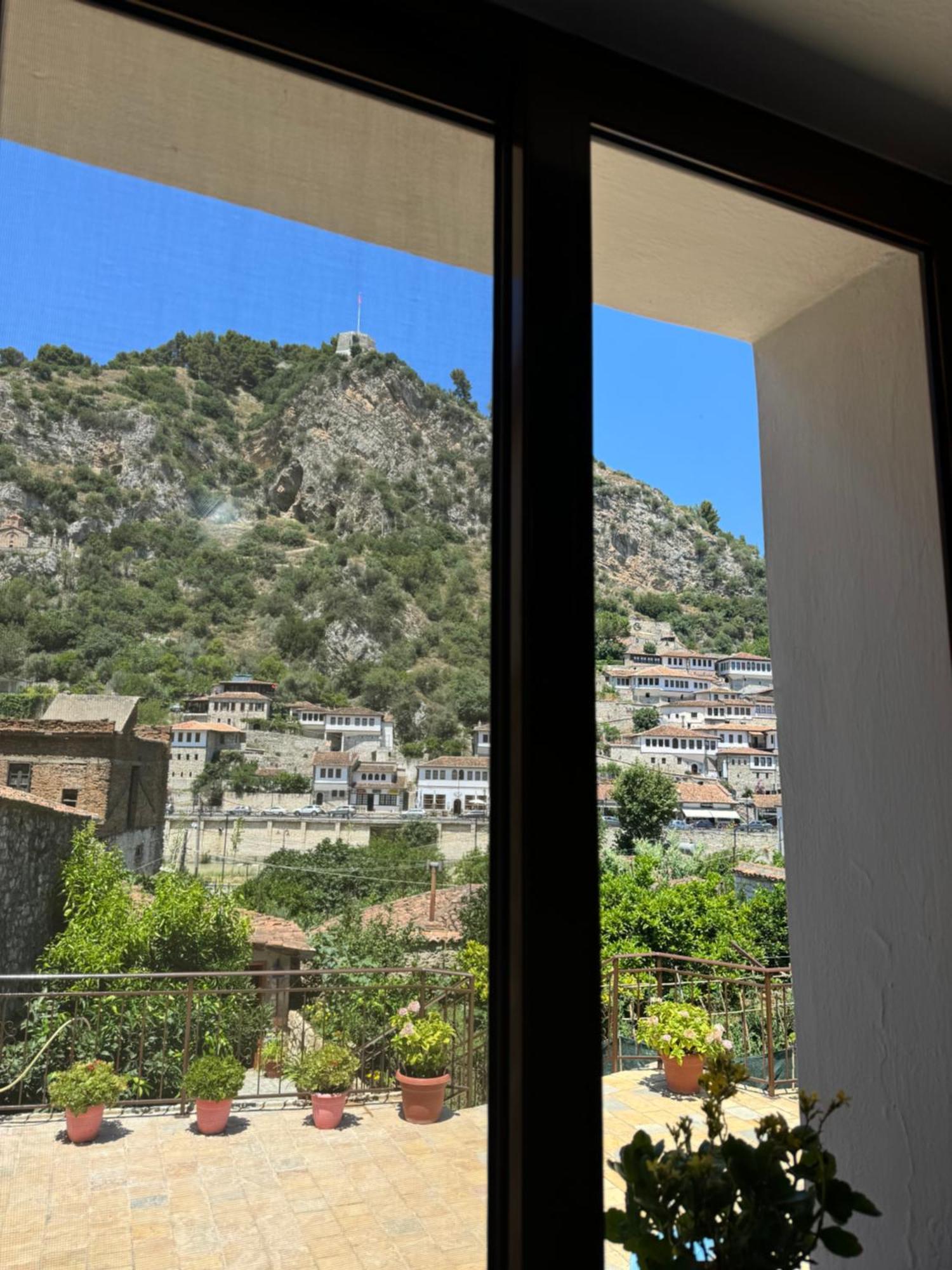 Meroli Guesthouse - Unesco Quarter ベラト エクステリア 写真