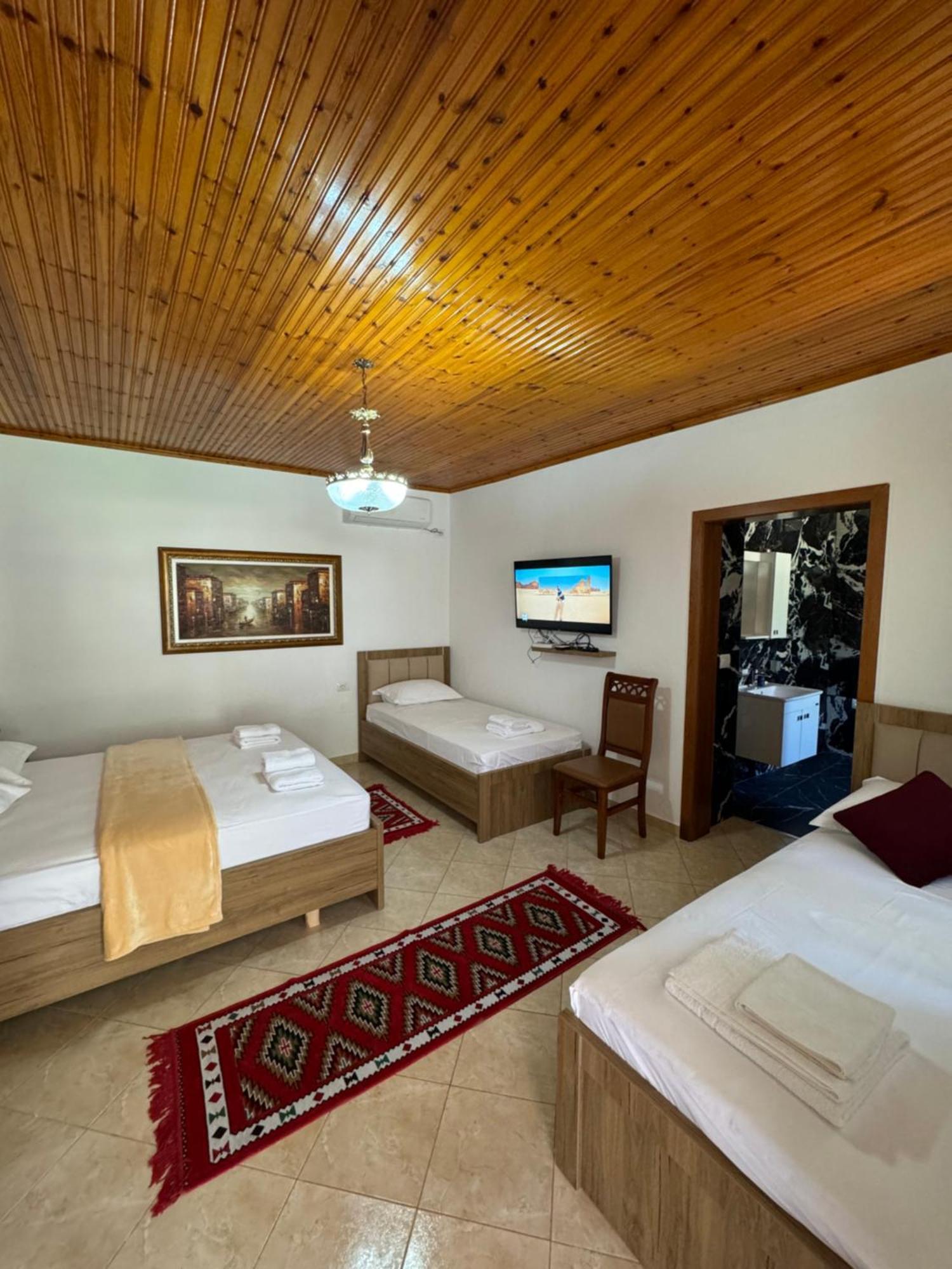 Meroli Guesthouse - Unesco Quarter ベラト エクステリア 写真