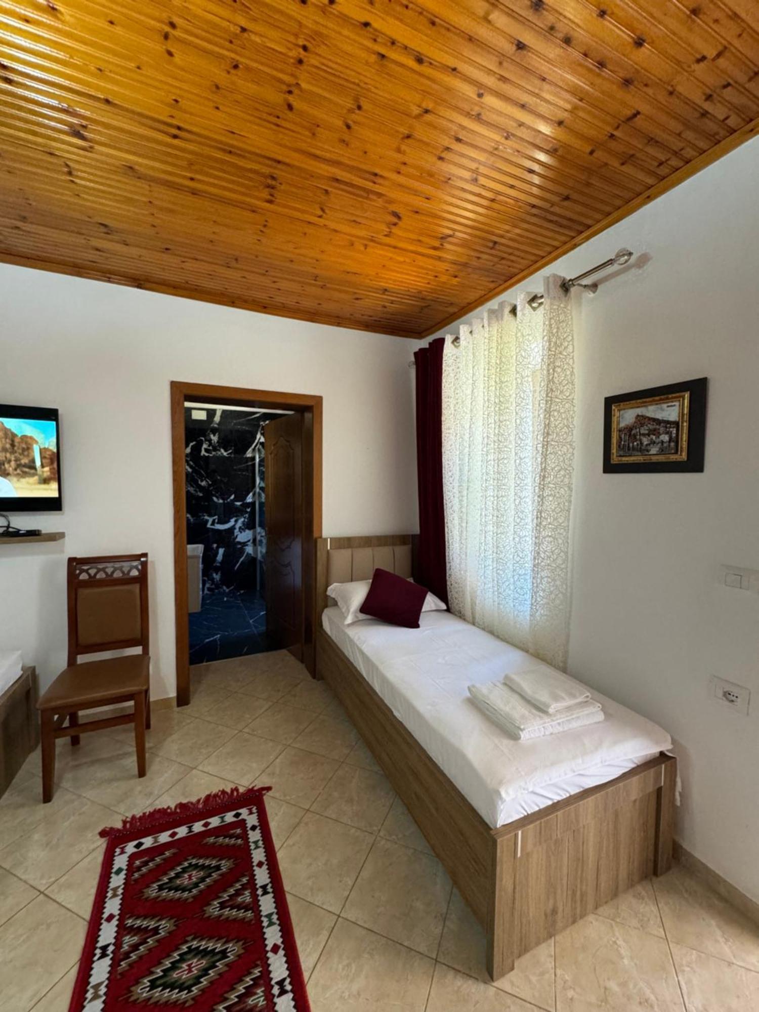Meroli Guesthouse - Unesco Quarter ベラト エクステリア 写真