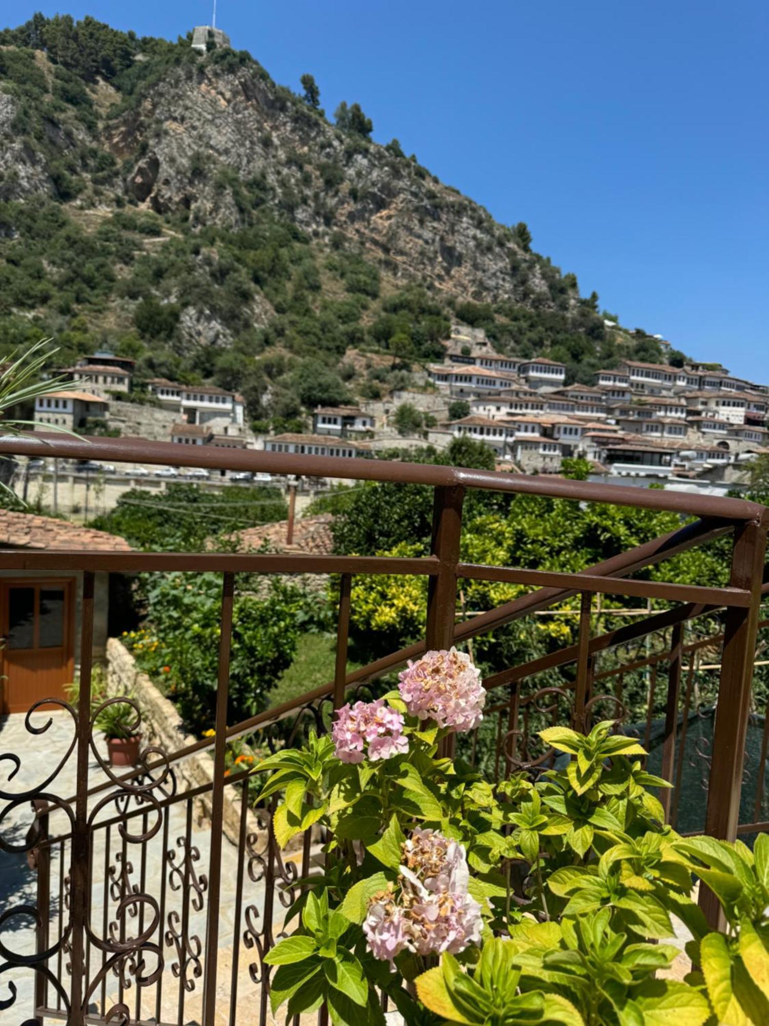 Meroli Guesthouse - Unesco Quarter ベラト エクステリア 写真