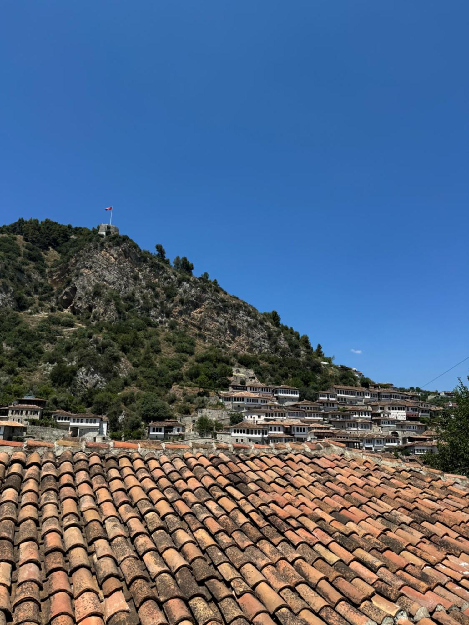Meroli Guesthouse - Unesco Quarter ベラト エクステリア 写真