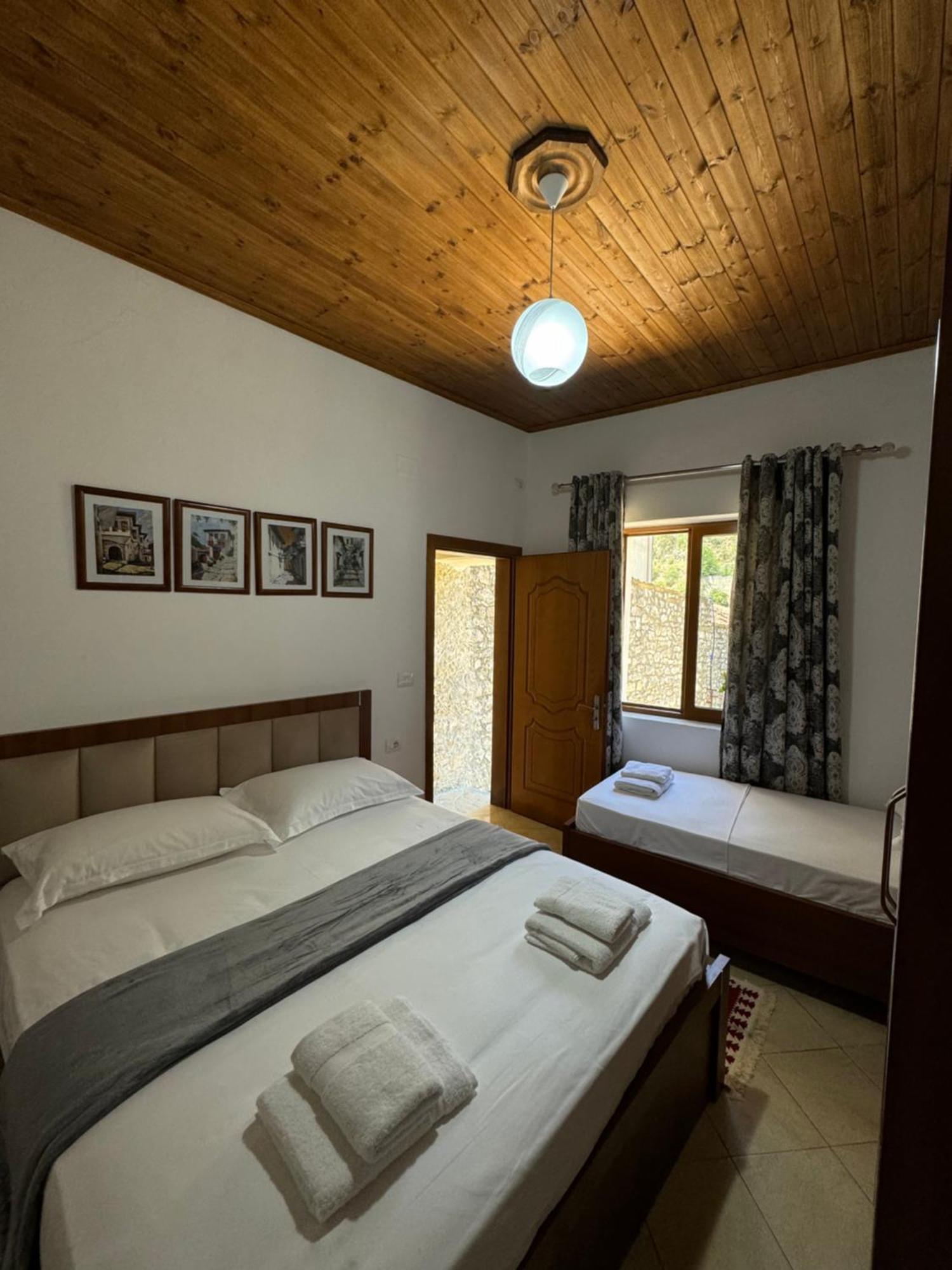 Meroli Guesthouse - Unesco Quarter ベラト エクステリア 写真