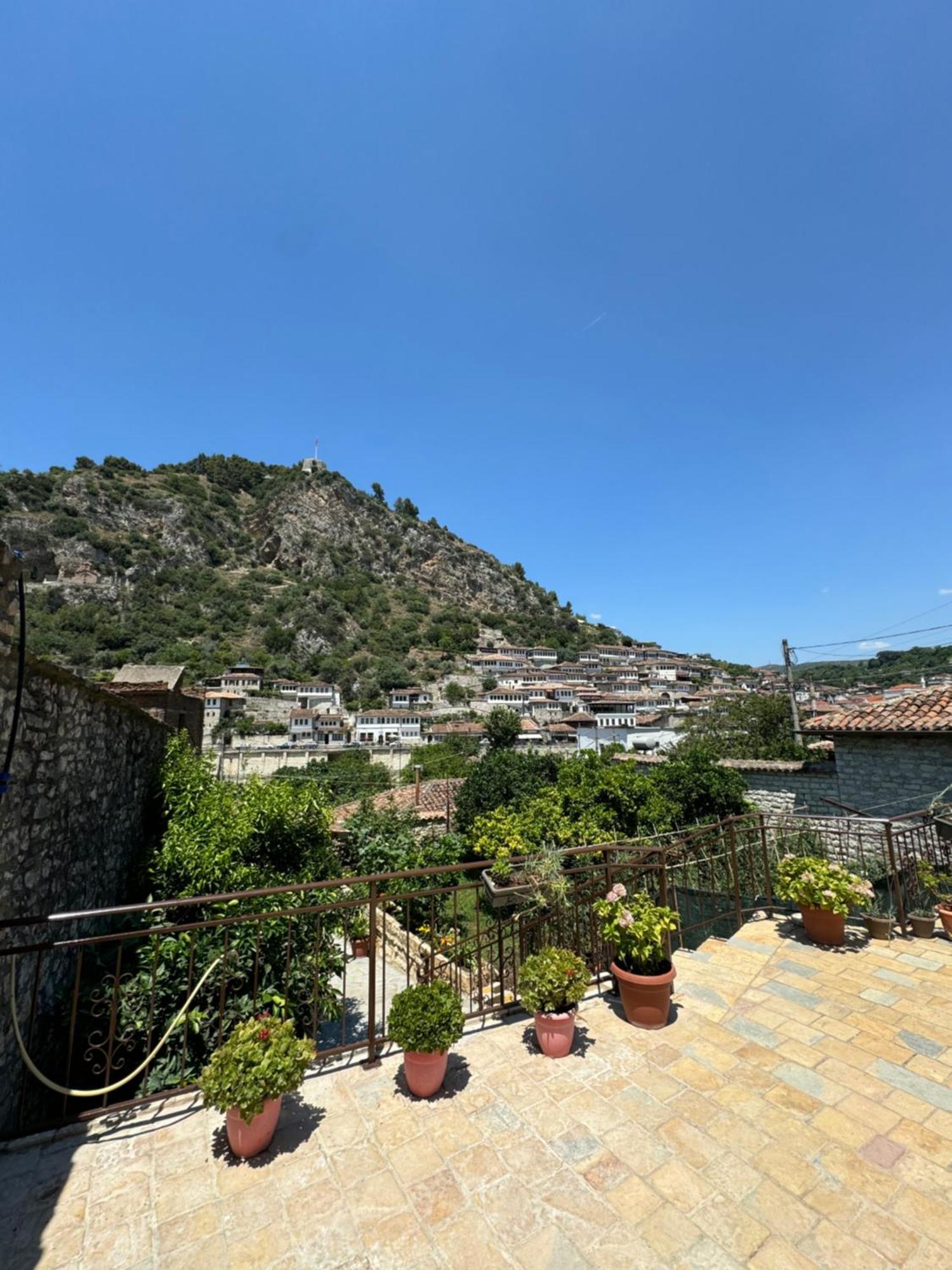 Meroli Guesthouse - Unesco Quarter ベラト エクステリア 写真