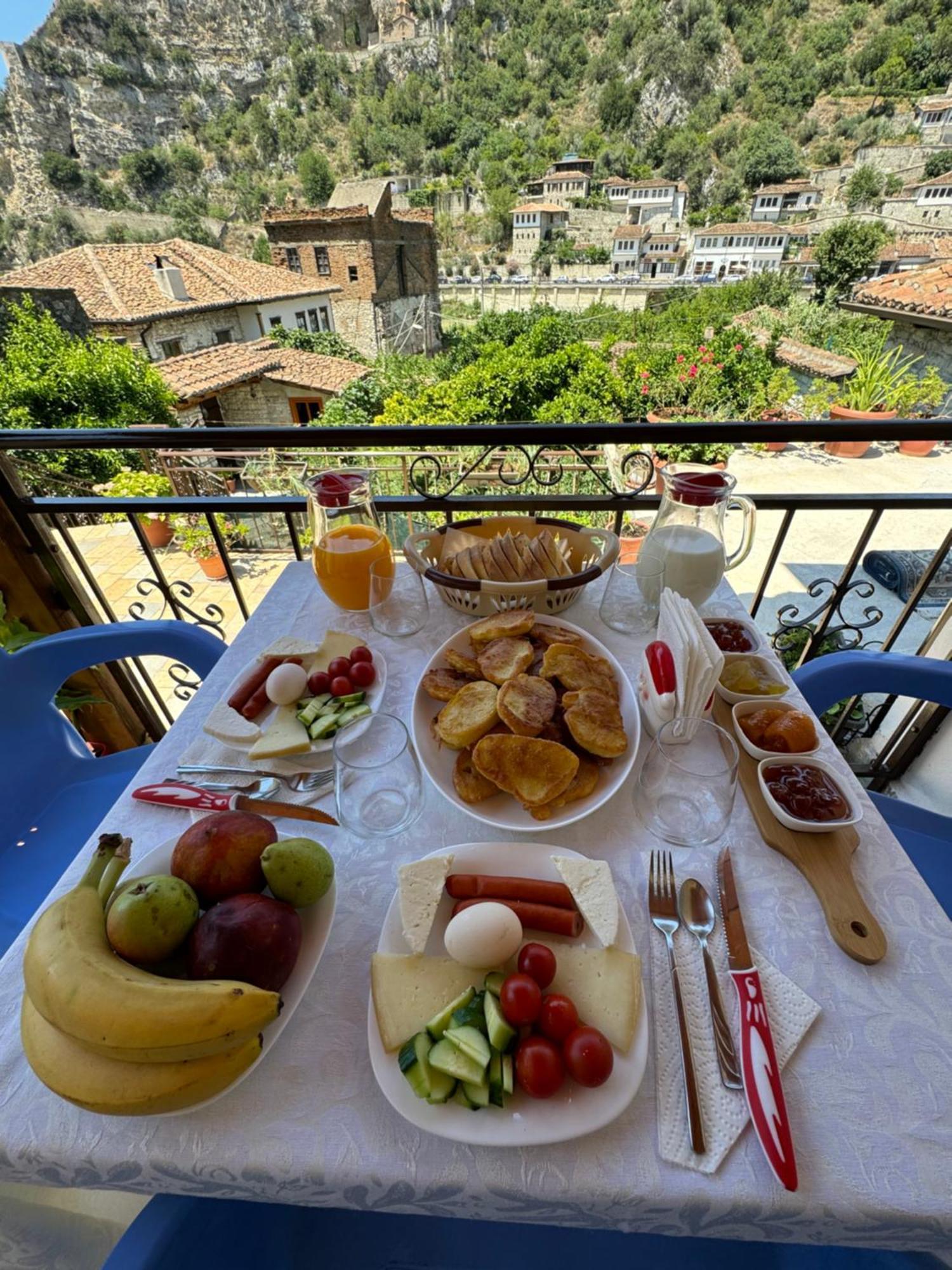Meroli Guesthouse - Unesco Quarter ベラト エクステリア 写真