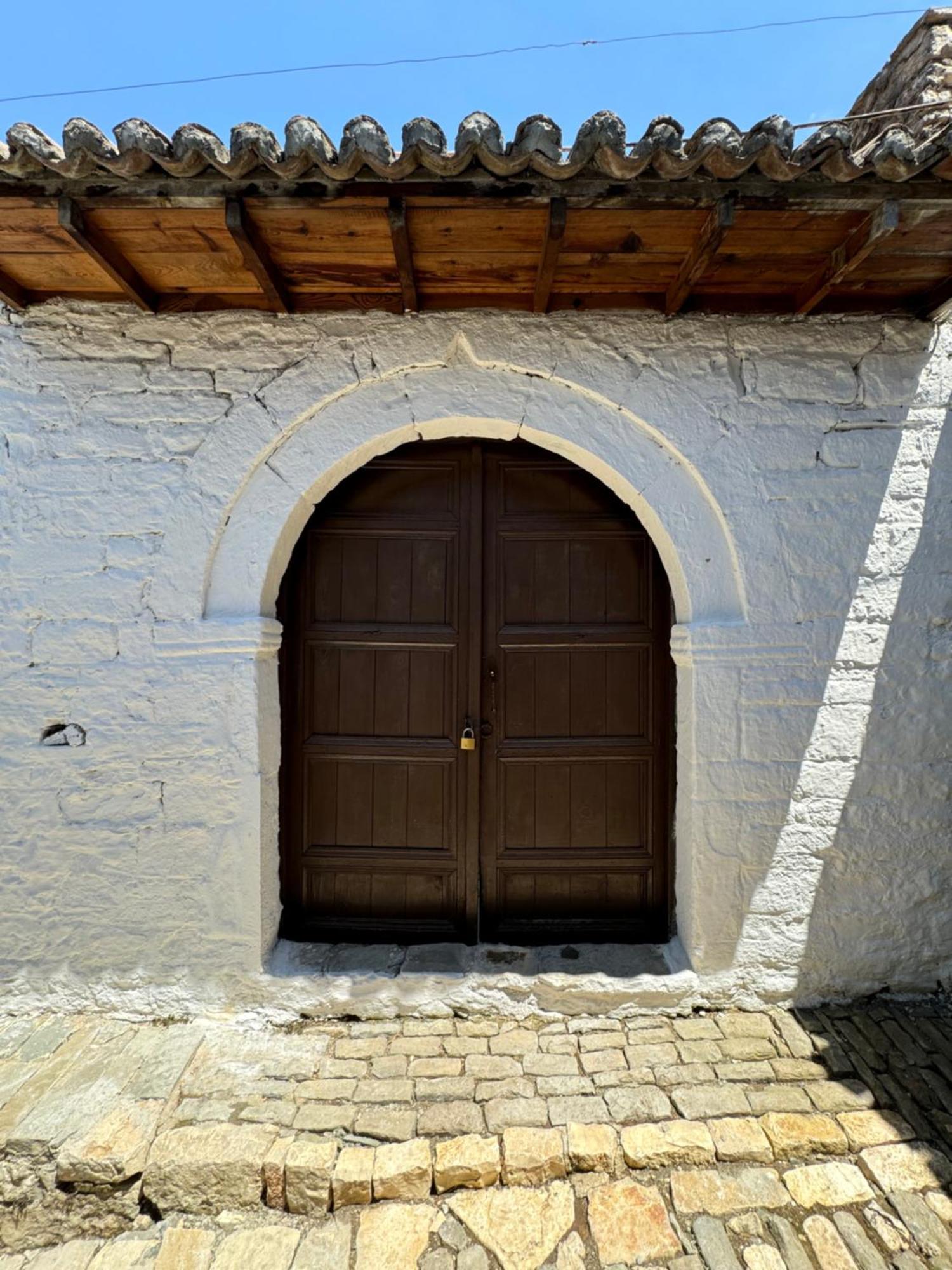 Meroli Guesthouse - Unesco Quarter ベラト エクステリア 写真