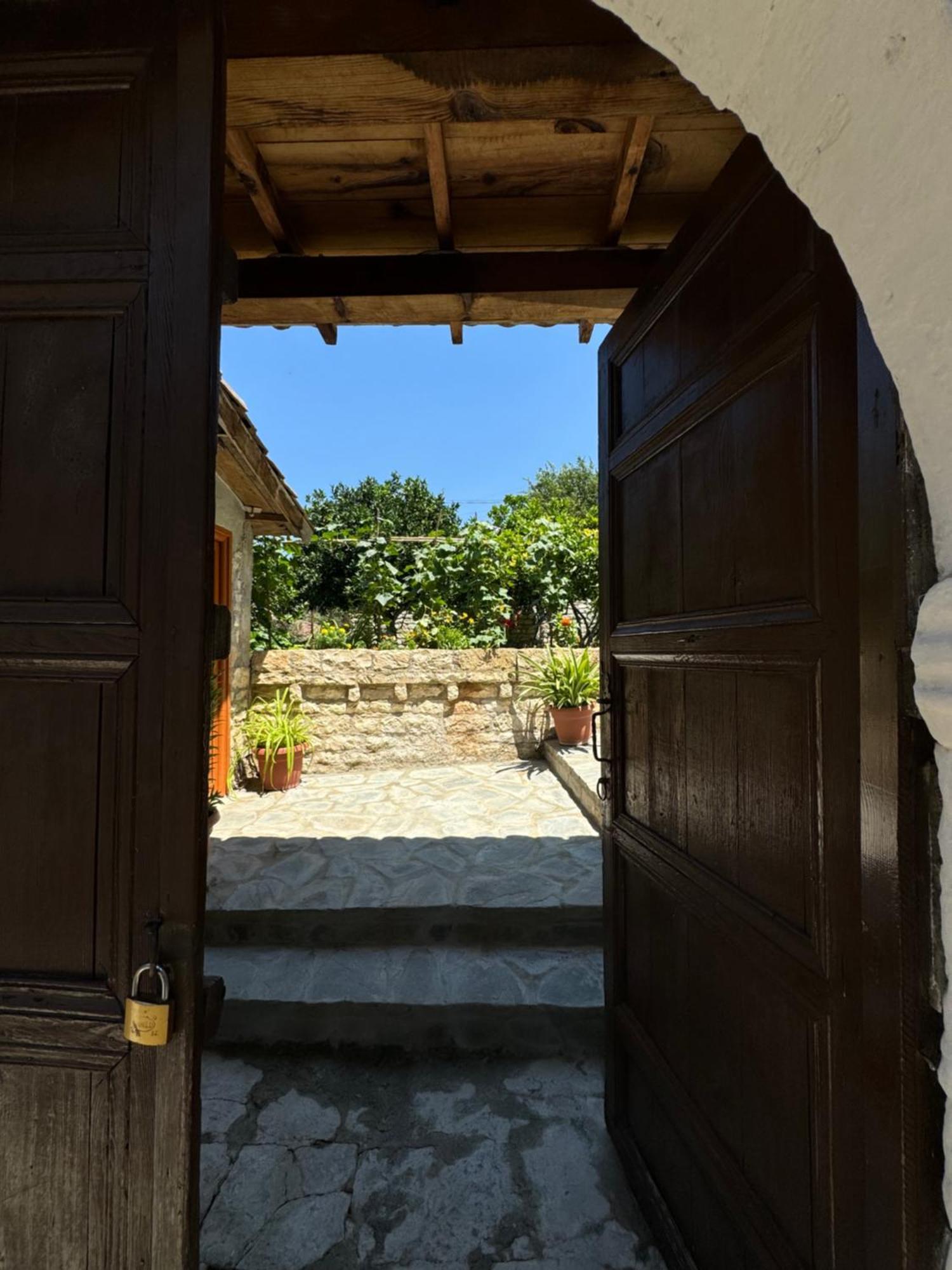 Meroli Guesthouse - Unesco Quarter ベラト エクステリア 写真