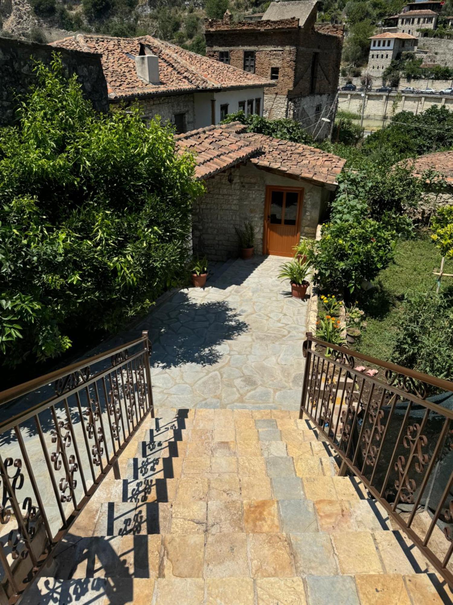 Meroli Guesthouse - Unesco Quarter ベラト エクステリア 写真