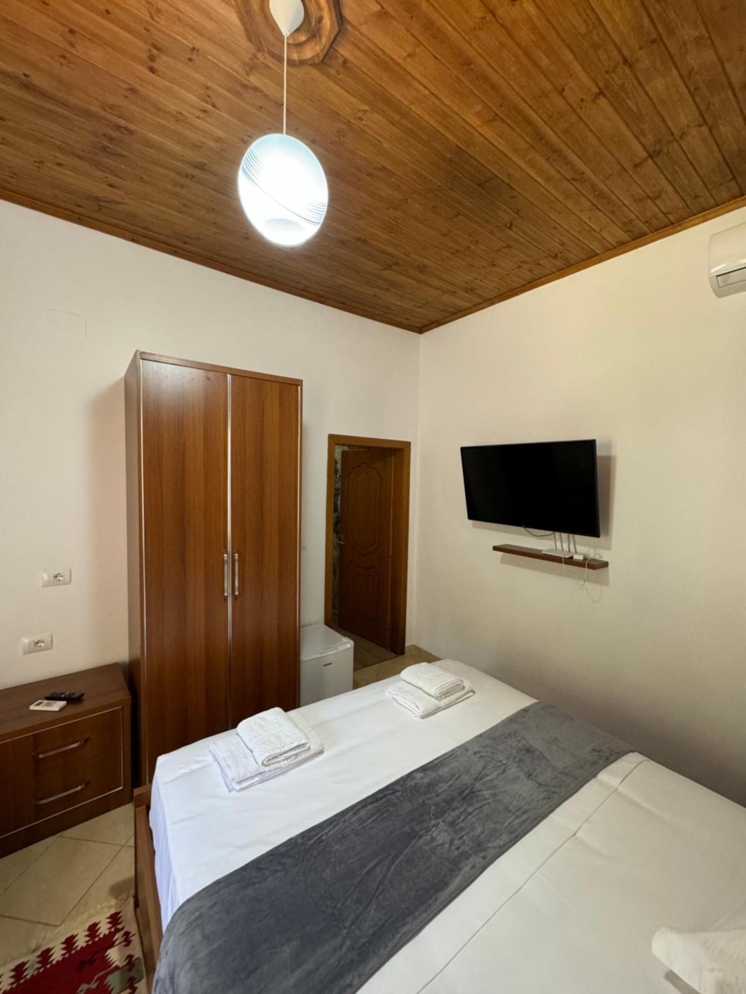 Meroli Guesthouse - Unesco Quarter ベラト エクステリア 写真