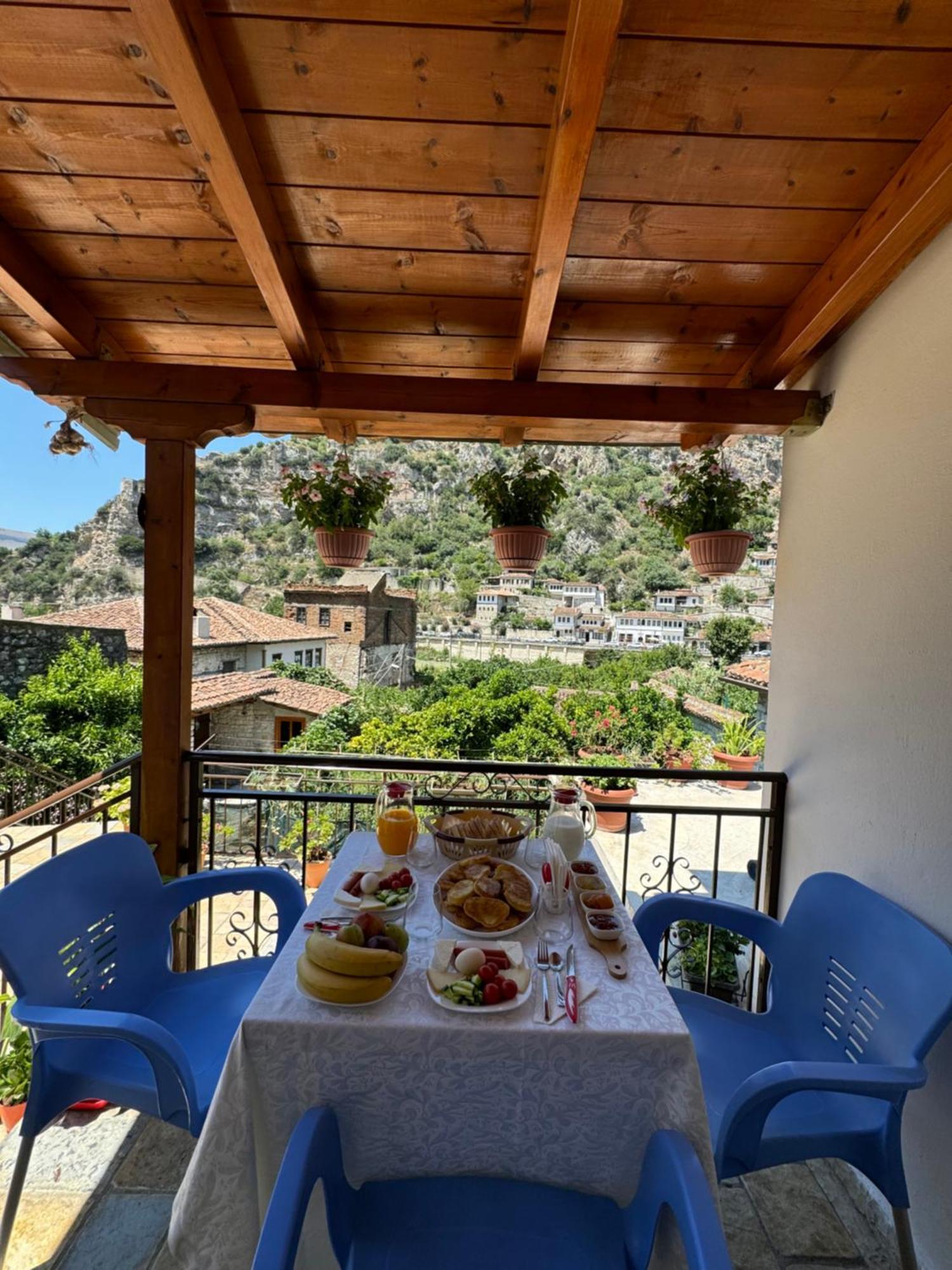 Meroli Guesthouse - Unesco Quarter ベラト エクステリア 写真