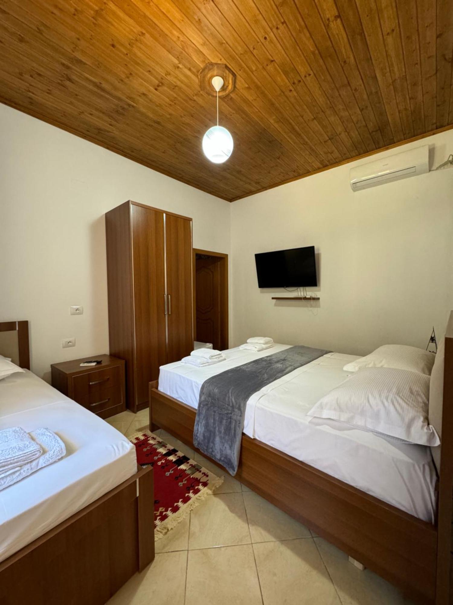 Meroli Guesthouse - Unesco Quarter ベラト エクステリア 写真