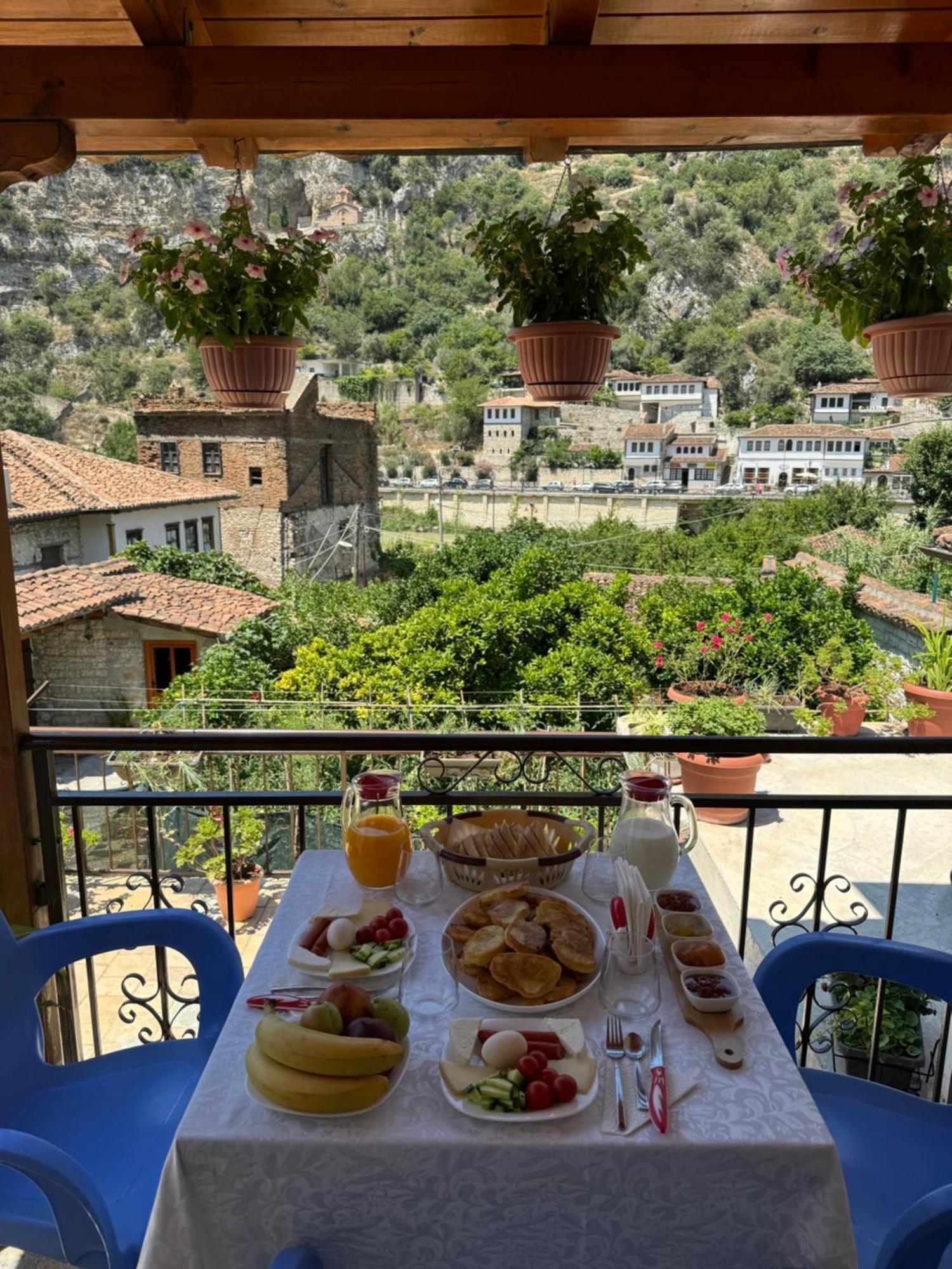 Meroli Guesthouse - Unesco Quarter ベラト エクステリア 写真