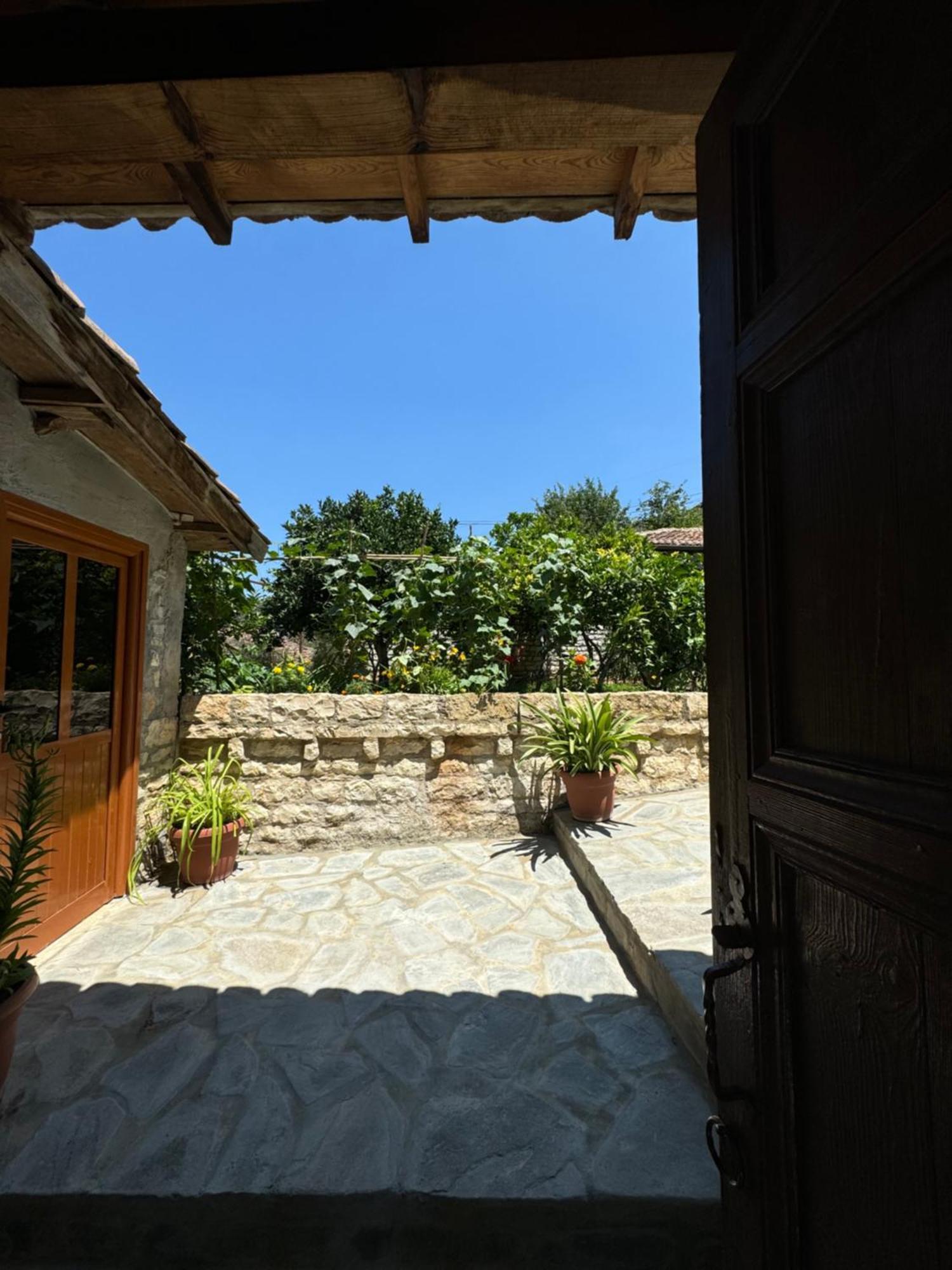 Meroli Guesthouse - Unesco Quarter ベラト エクステリア 写真