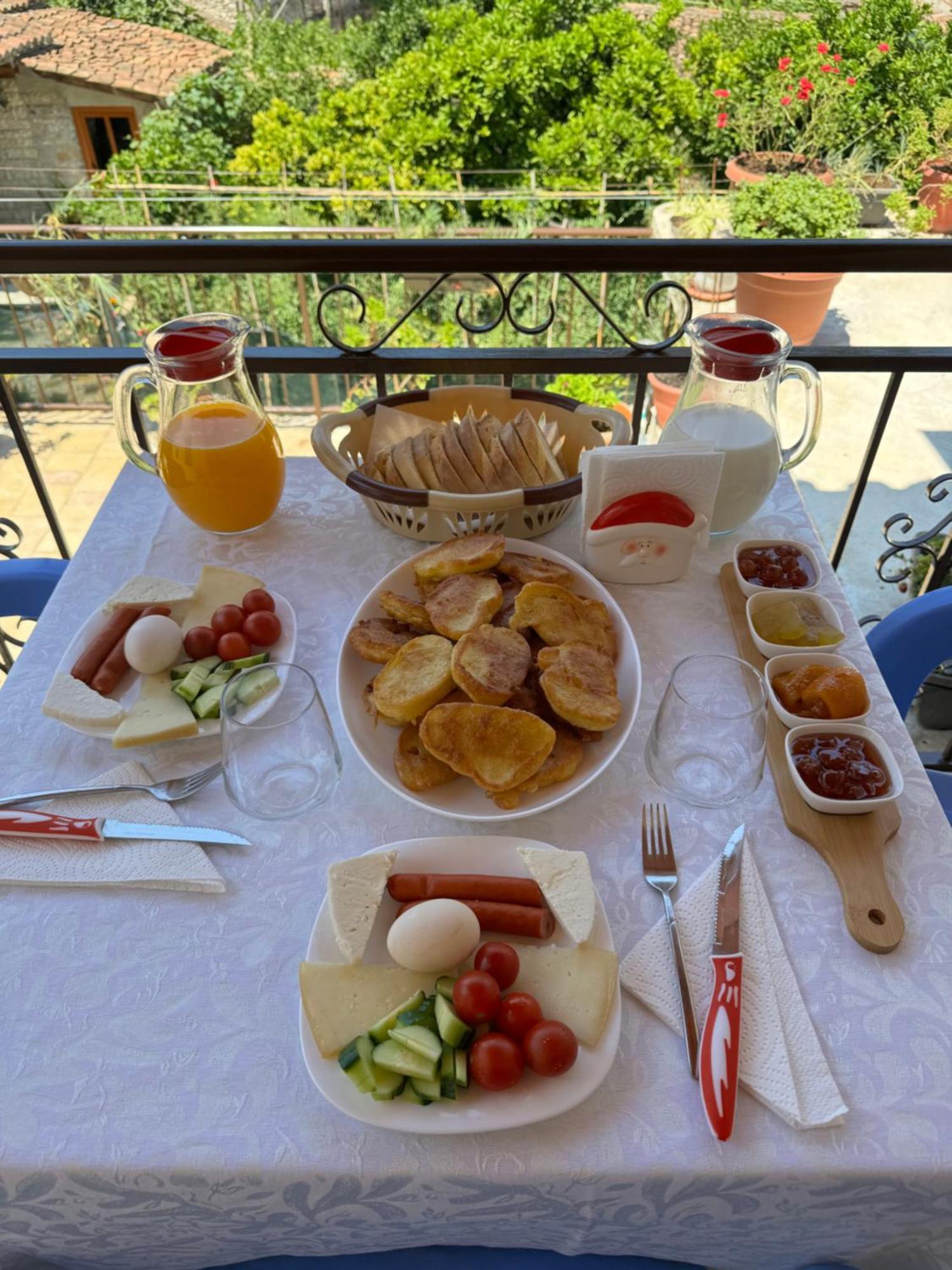 Meroli Guesthouse - Unesco Quarter ベラト エクステリア 写真