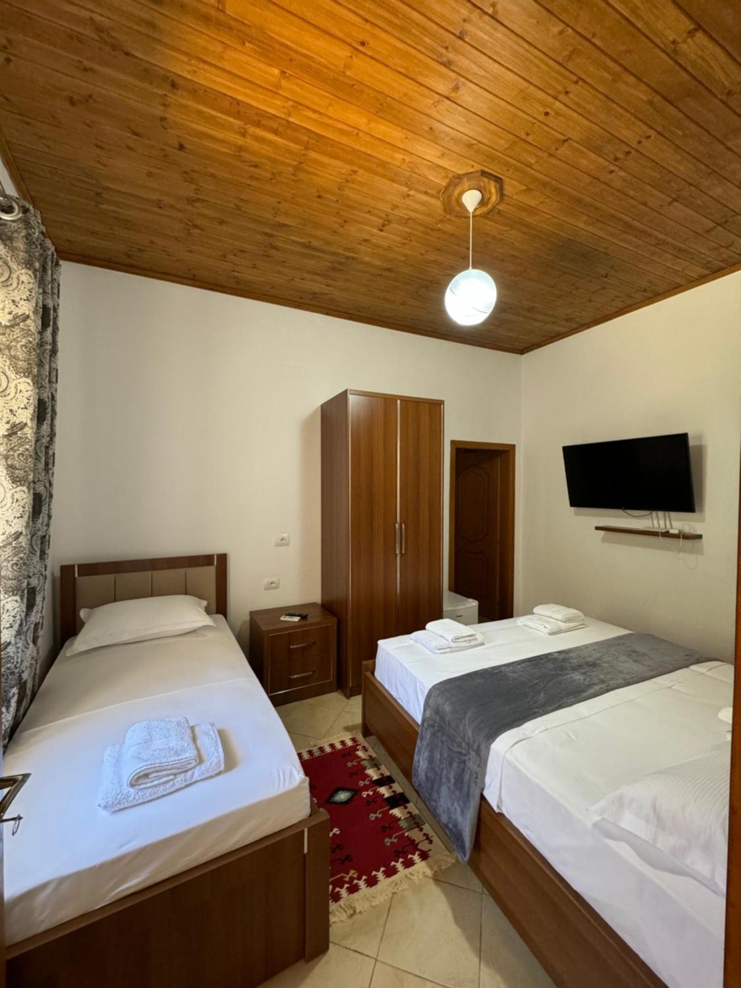 Meroli Guesthouse - Unesco Quarter ベラト エクステリア 写真