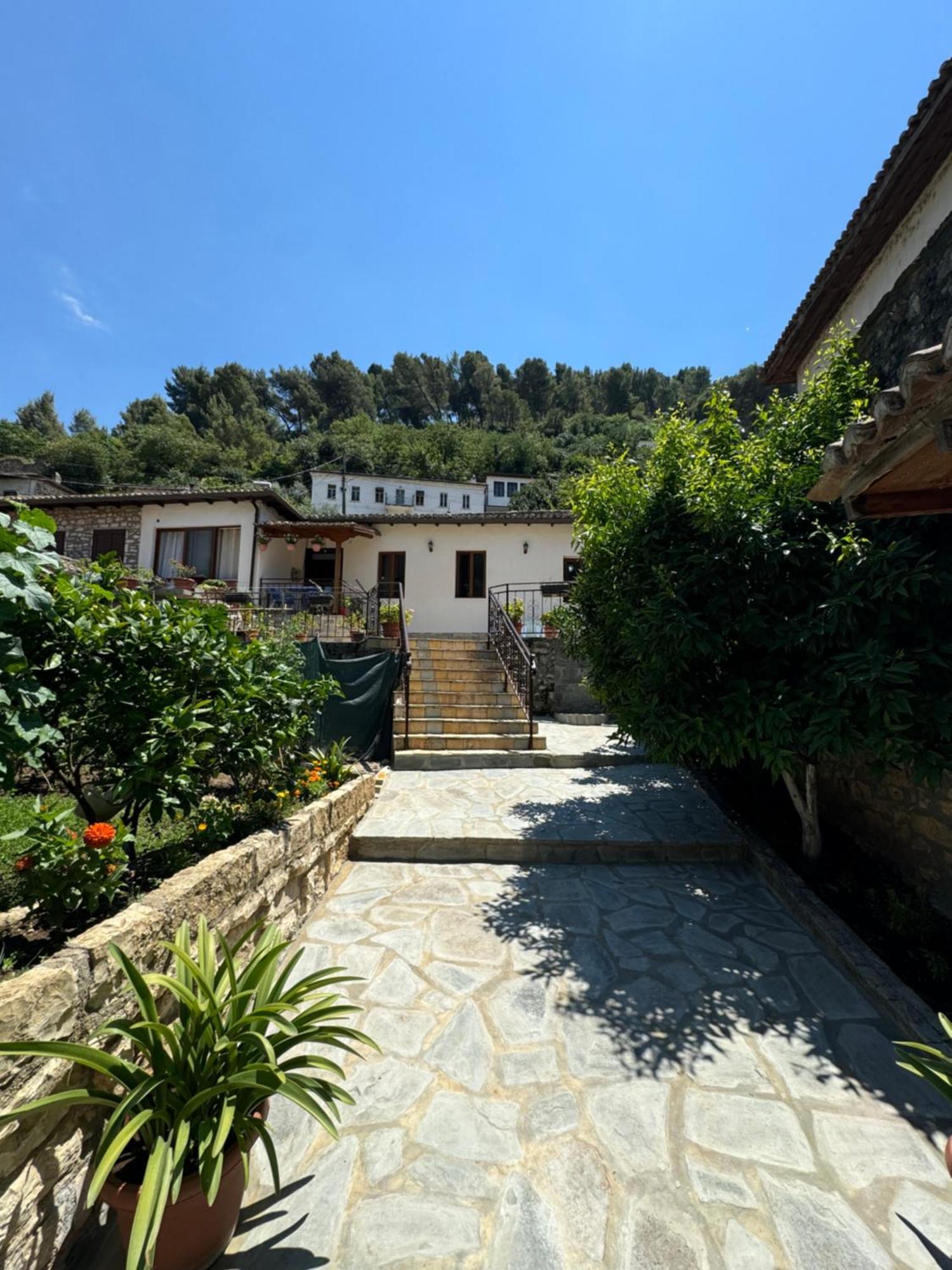 Meroli Guesthouse - Unesco Quarter ベラト エクステリア 写真