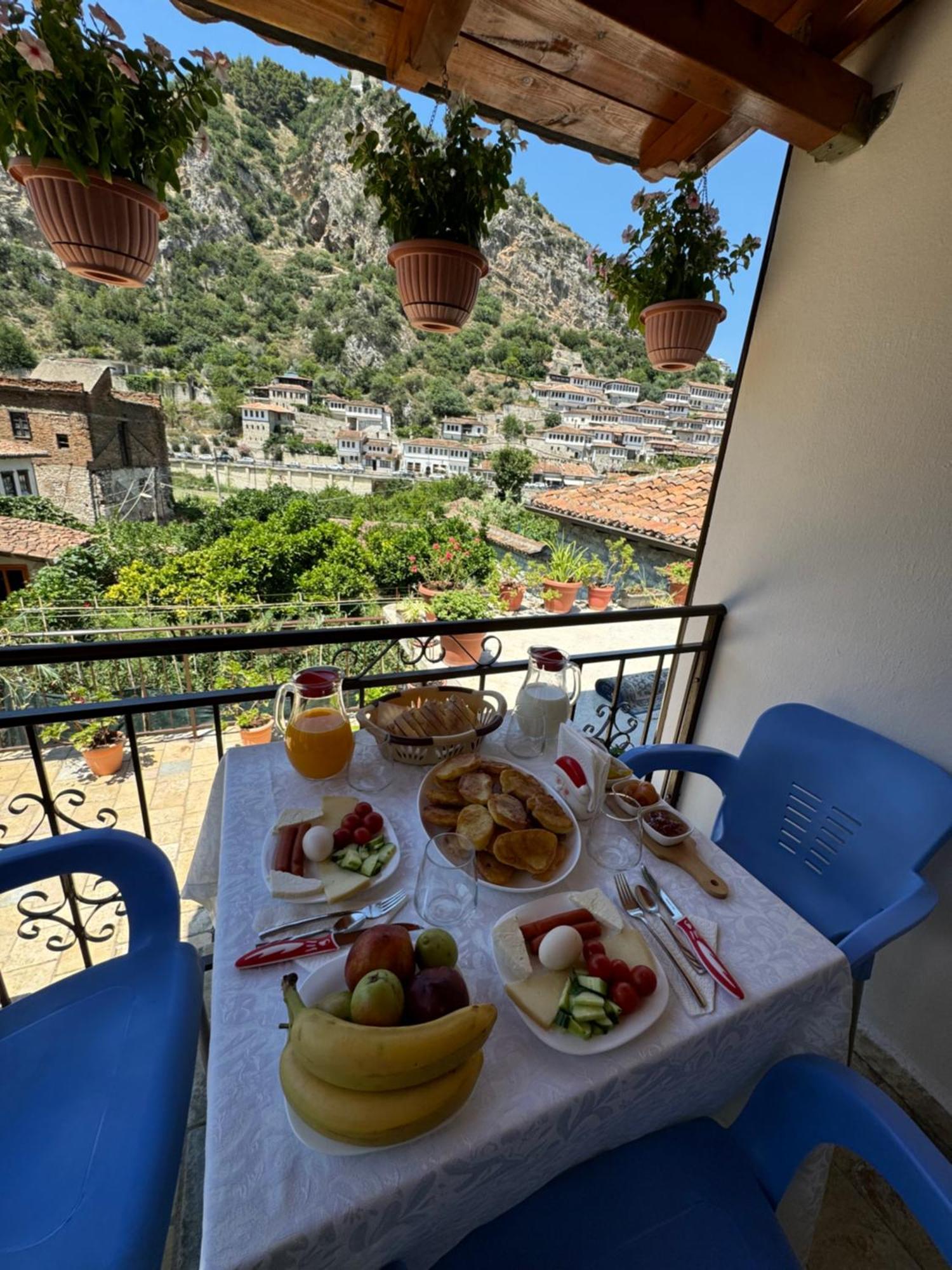 Meroli Guesthouse - Unesco Quarter ベラト エクステリア 写真