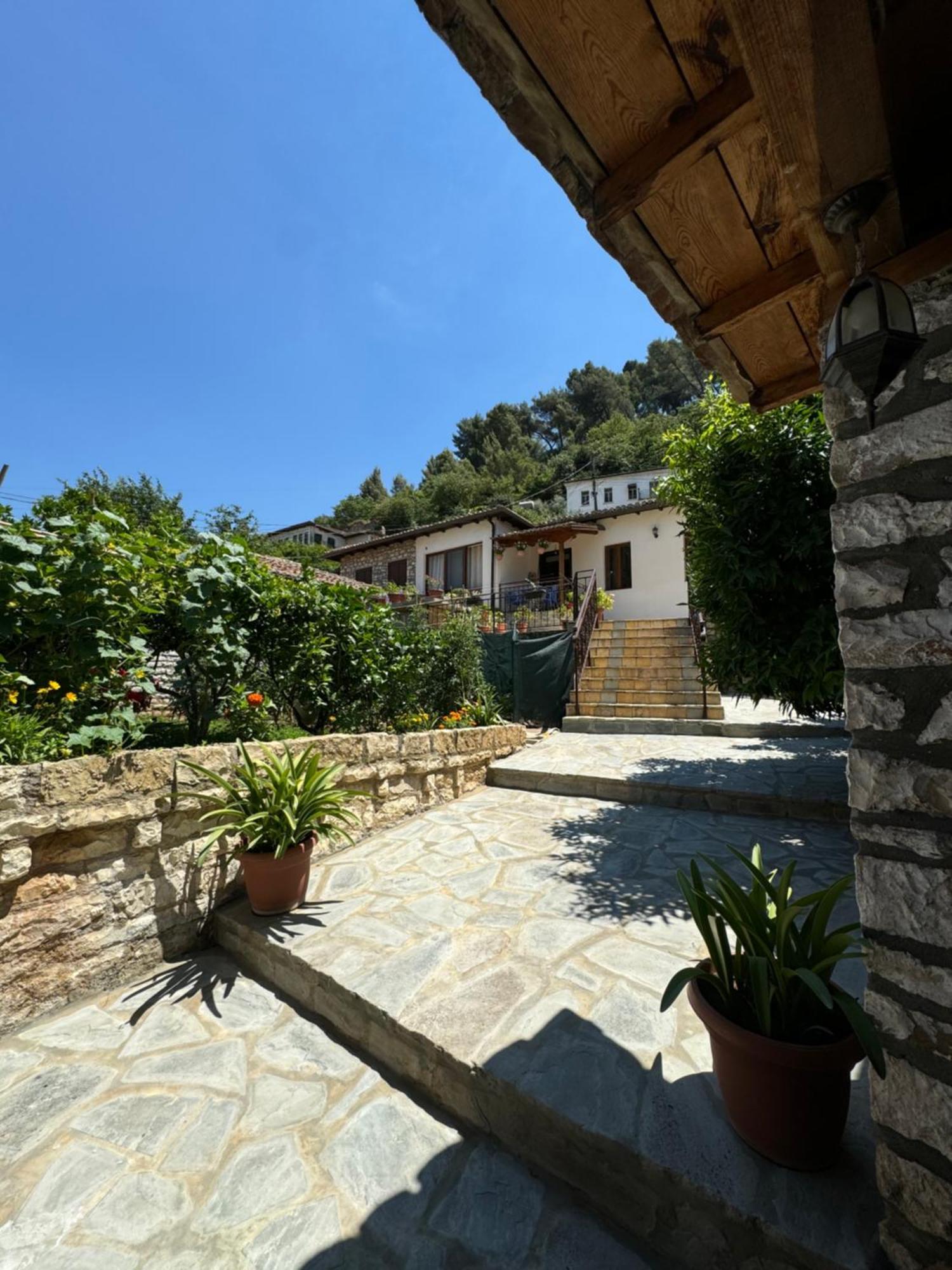 Meroli Guesthouse - Unesco Quarter ベラト エクステリア 写真