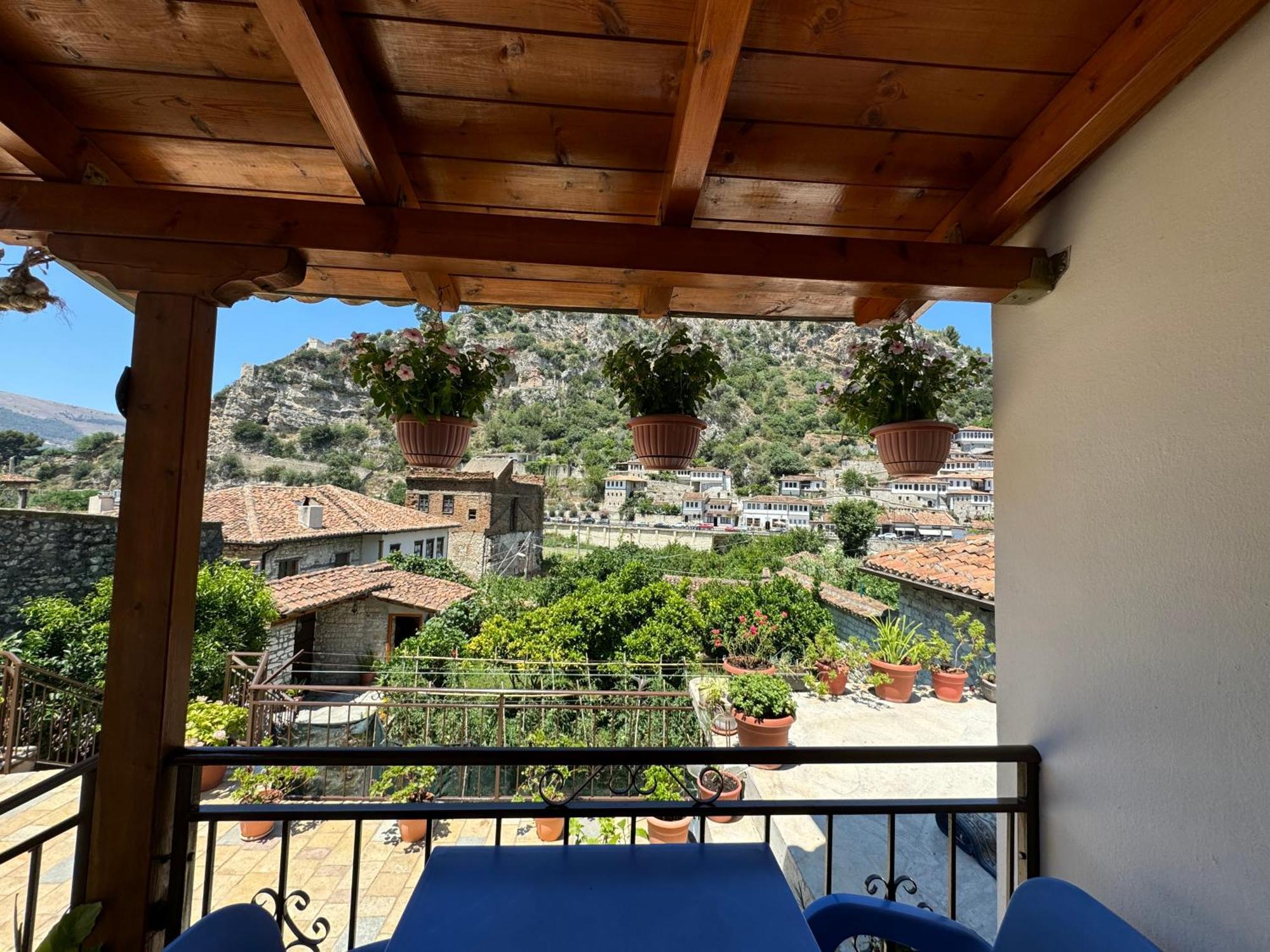 Meroli Guesthouse - Unesco Quarter ベラト エクステリア 写真