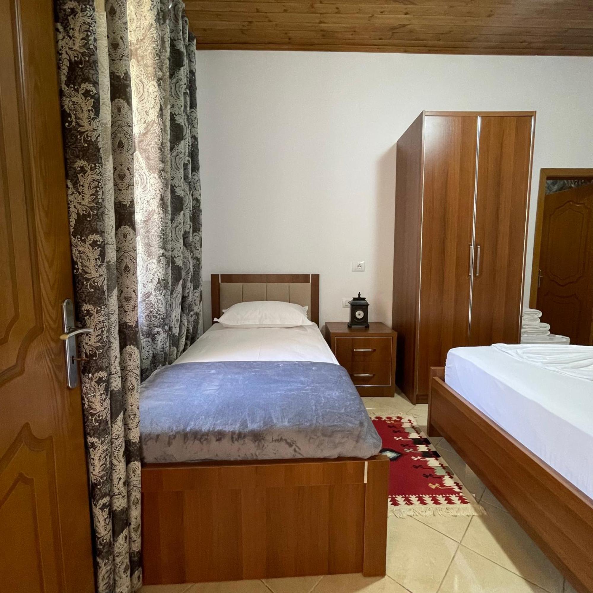Meroli Guesthouse - Unesco Quarter ベラト エクステリア 写真
