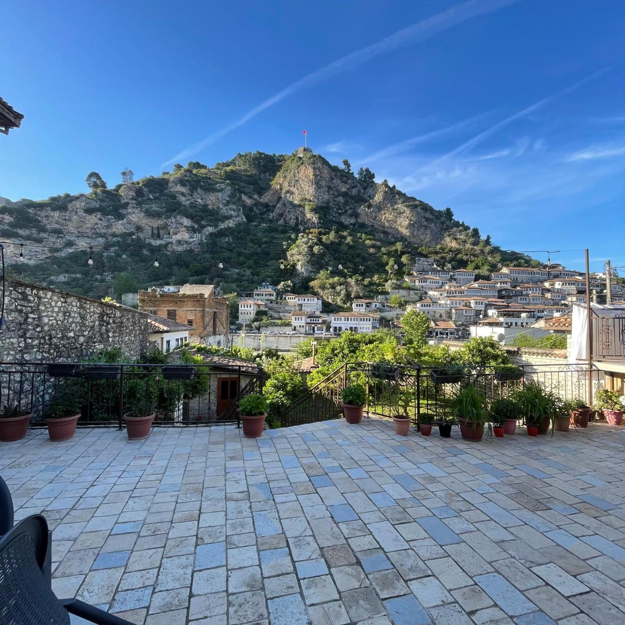 Meroli Guesthouse - Unesco Quarter ベラト エクステリア 写真