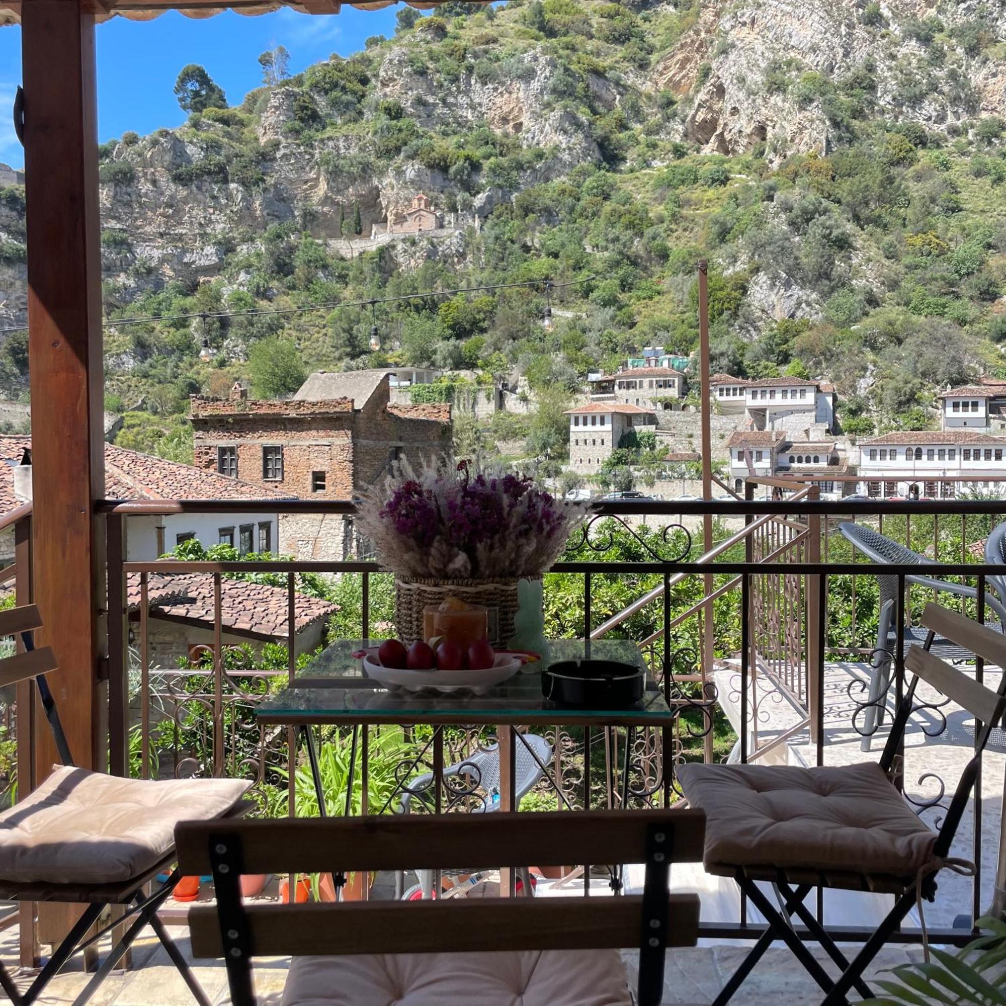 Meroli Guesthouse - Unesco Quarter ベラト エクステリア 写真